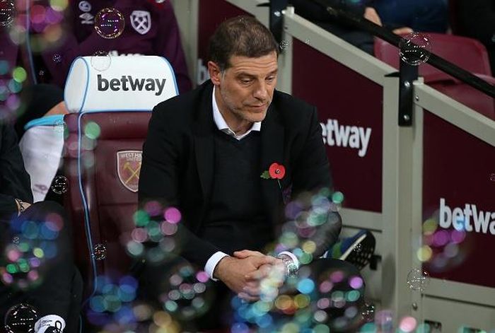 Vẻ mặt thất thần của Slaven Bilic khi chứng kiến đội nhà nhận thất bại thứ 6 từ đầu mùa. Chiến lược gia người Croatia đang dẫn đầu danh sách những HLV sắp bị sa thải tại giải Ngoại hạng mùa này.