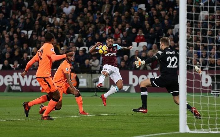 Bước sang hiệp 2, West Ham sau nhiều nỗ lực tấn công cũng có bàn rút ngắn tỷ số do công của Manuel Lanzini ở phút 55. Tiền đạo số 10 khéo léo xoay trở thoát khỏi sự theo kèm của Joe Gomez rồi tung cú dứt điểm đầy cảm giác vào góc xa không cho Mignolet một cơ hội cản phá.