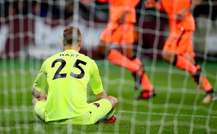 Premier League mới diễn ra 11 vòng nhưng Joe Hart đã lọt lưới đến 23 lần, gần bằng số áo anh đang mang tại sân London.