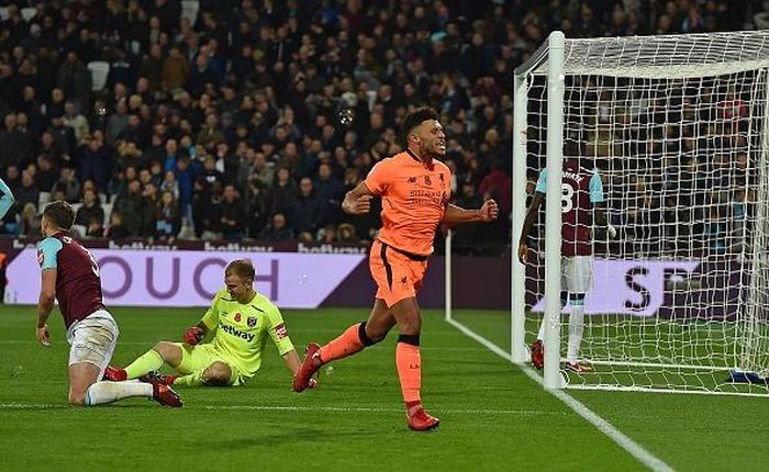 Tuy nhiên, niềm vui của người hâm mộ đội chủ nhà chỉ kéo dài trong 55 giây. Phút 56, Oxlade Chamberlain tận dụng sơ hở của hàng thủ West Ham để tung liên tiếp 2 cú dứt điểm buộc Joe Hart phải vào lưới nhặt bóng lần thứ 3.