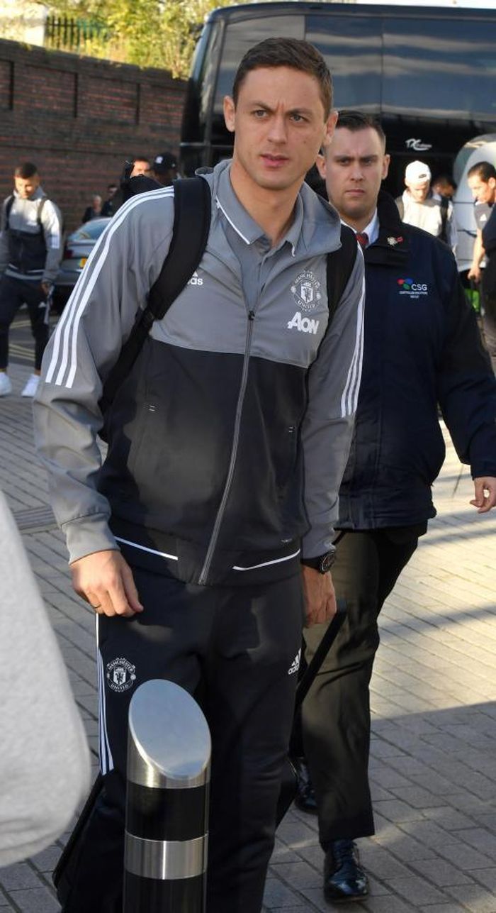 Nemanja Matic có lần đầu tiên trở lại mái nhà xưa Stamford Bridge, nơi anh từng có quãng thời gian 3 năm rưỡi gắn bó. "Tôi đã có những kỷ niệm đẹp cùng Chelsea. Chắc hẳn CĐV vẫn còn nhớ đến tôi, nếu không cũng chẳng sao. Tôi là một cầu thủ chuyên nghiệp và sẽ cống hiến tất cả sức lực cho đội bóng mới", tiền vệ người Serbia chia sẻ với báo giới.