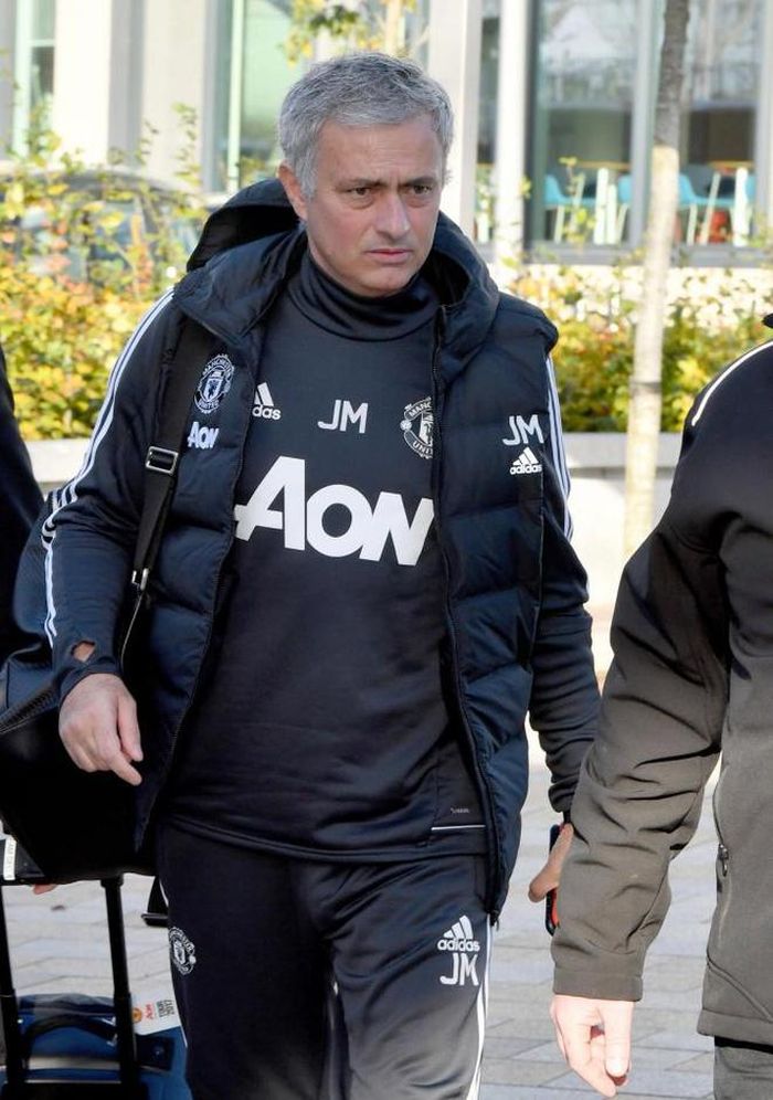 Chiều 4/11 (giờ Anh), HLV Jose Mourinho cùng các học trò đã có mặt tại ga để bắt chuyến tàu đến London chuẩn bị cho trận đấu quan trọng ở vòng 11 Premier League gặp Chelsea. Tin buồn là ngôi sao được mong chờ nhất, Paul Pobga đã không cùng đồng đội hành quân đến Stamford Bridge.
