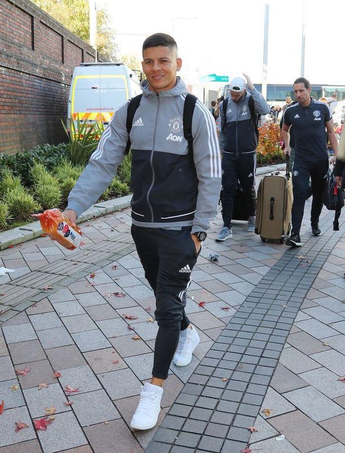 Không chỉ có Fellaini, Marcos Rojo cũng nằm trong danh sách đăng ký cho trận quyết chiến với Chelsea. Trung vệ người Argetina đã nghỉ thi đấu từ tháng 4 năm nay vì những vấn đề ở đầu gối trái. Cựu cầu thủ Sporting đã trở lại tập luyện từ tháng trước nhưng vẫn bỏ ngỏ khả năng ra sân vào đêm nay.
