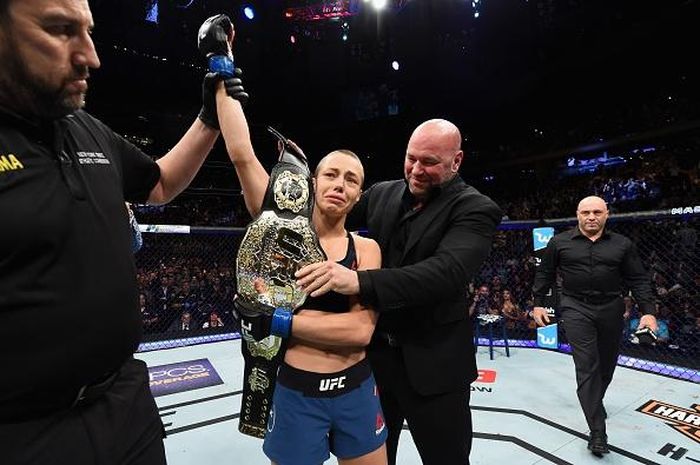 Rose Namajunas bật khóc khi nhận chiếc đai vô địch. Một chiến thắng xứng đáng cho võ sĩ người Mỹ. Cả trận, Rose tung ra 18 pha ra đòn so với con số 5 của đối thủ. Nhiều khả năng, cô sẽ tái đấu với Joanna ngay đầu năm sau.
