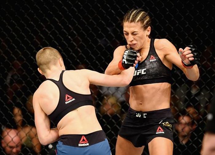 Joanna gặp khó trước sự mạnh mẽ của đối thủ. Cô bị knock-out ở phút thứ 2 bởi một pha móc phải cực mạnh. Vẫn có thể tiếp tục, võ sĩ Ba Lan gần như chỉ biết phòng thủ.