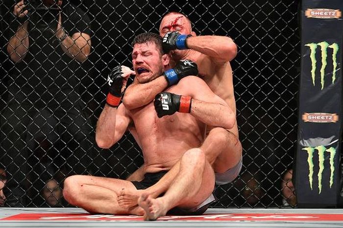 Máu chảy nhiều từ đầu của St-Pierre ở hiệp 3. Bisping bắt đầu phản công khi đối thủ có dấu hiệu xuống sức. Do quá vội vàng, nhà vô địch bị knock-out bởi cú móc đến từ "GSP". Rất nhanh, võ sĩ Canada bắt lưng và thực hiện đòn khóa từ phía sau. Bisping từ chối xin thua và bị khóa đến ngất xỉu. Chiến thắng thuộc về St-Pierre sau 3 hiệp.