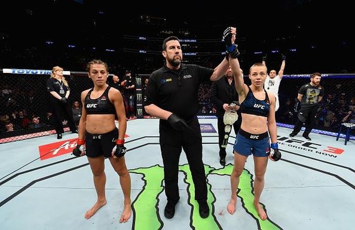 Bất ngờ lớn nhất tại sự kiện UFC 217 là việc Rose Namajunas đánh bại nhà vô địch Joanna Jedrzejczyk để giành chiếc đai vô địch hạng strawweight. Như vậy, sau sự kiện UFC 217, giải MMA lớn nhất hành tinh đã chứng kiến 3 nhà vua mới. Điều chưa từng xuất hiện trong quá khứ.