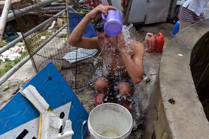 Anh Trần Quang Hợp cho biết hai ngày nay không được tắm nên rất khó chịu. Trước khi mang nước về anh tranh thủ tắm ngay bên cạnh giếng.