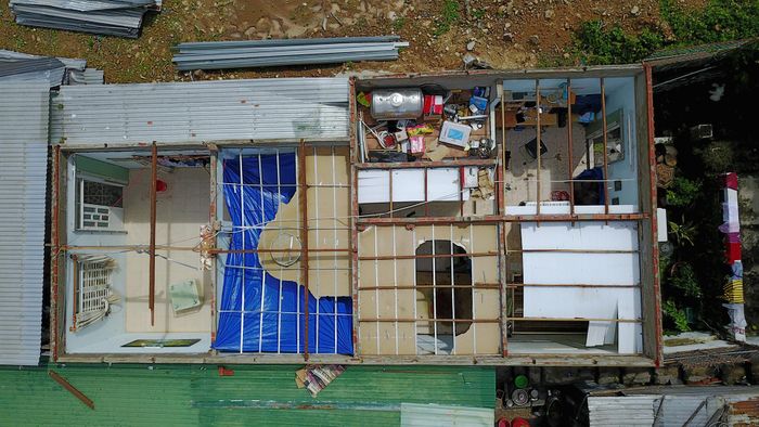Anh Trương Diên kể lại, cả ba ngôi nhà bị tốc mái và sập cùng thời điểm 7h ngày 4/11. "Đó là lúc gió mạnh nhất. Cả gia đình đang ở trong nhà, tôi nghe tiếng rầm rầm, gió rít rất kinh khủng rồi ào một cái mái nhà bay đi. Mọi người vội vã kéo nhau lên ngọn đồi cao gần đó", anh Diên nói.