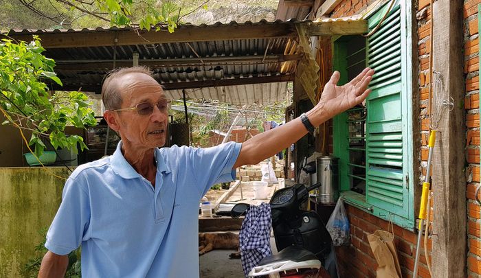 "Còn tôi chạy vào trong nhà tắm ngay khi gió cuốn mái tôn đi. Trước khi bão tới, tôi không nghĩ nhà sẽ bị tốc mái và bắt ốc vít chắc chắn", ông Nguyễn Sĩ Quế, hàng xóm của nhà anh Diên kể.