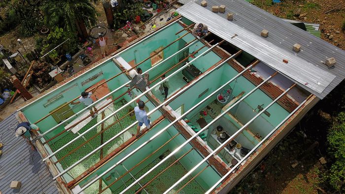 Ngôi nhà của anh Đậu Xuân Thành đang được cấp tập sửa chữa lợp lại mái để sớm ổn định cuộc sống.