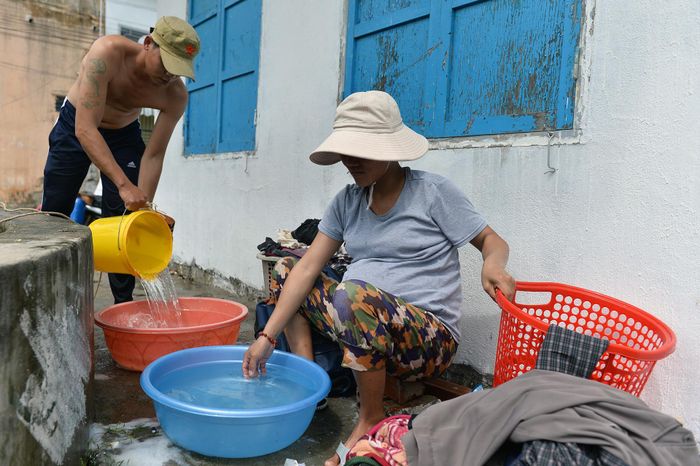 Còn chị Lê Thị Tuyết mang cả đống quần áo của chồng, con ra đây giặt. Chiếc giếng lớn này cách nhà mọi người không quá xa nên cũng khá tiện. Chị Tuyết cho biết ngày thường cũng có nhiều cư dân dùng nước tại đây.