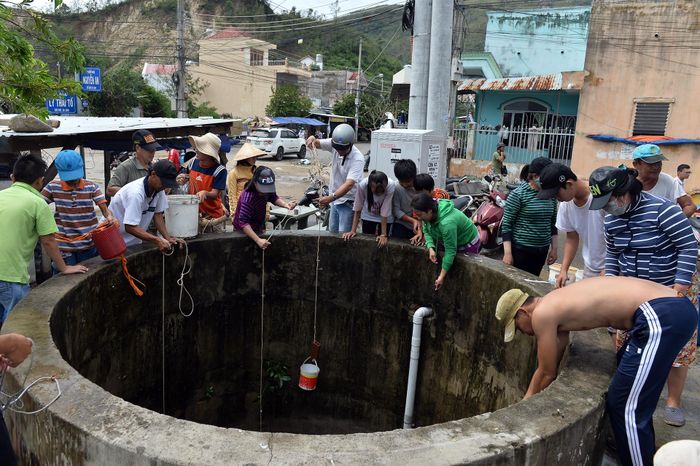 Tại khu vực Hòn Xện, phường Vĩnh Hòa, do thiếu điện, nước hơn hai ngày nay, hàng trăm người dân đi chở nước giếng về dùng.