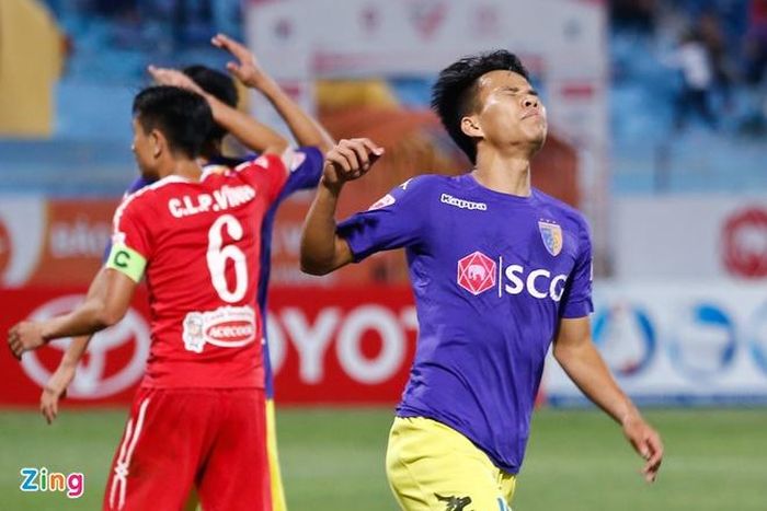 Văn Dũng (áo xanh) có tình huống đưa bóng vào lưới TP.HCM nhưng trọng tài không công nhận bàn thắng của anh. Trước đó, Oseni cũng bị từ chối bàn thắng trong hiệp 1 vì lỗi việt vị. 