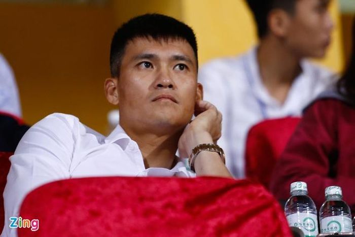 Cuộc đối đầu giữa 2 đội cũng là ngày Lê Công Vinh trở lại Hàng Đẫy trên một tư cách khác. Quyền Chủ tịch CLB thành phố Hồ Chí Minh từng có những năm tháng đẹp đẽ trong màu áo Hà Nội T&amp;T của bầu Hiển. 