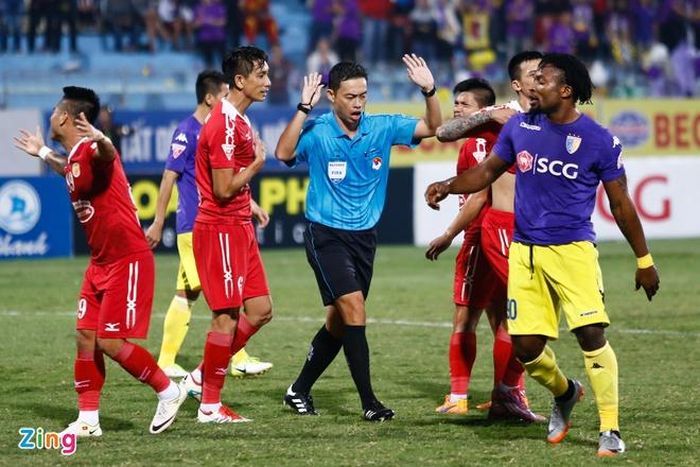 Phải tới phút 58, CLB Hà Nội mới có được bàn mở tỷ số sau tình huống phạm lỗi trong vòng cấm của hậu vệ đội khách. 