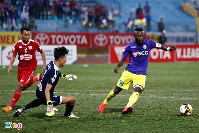 Hoàng Vũ Samson ghi bàn ấn định thắng lợi cho chủ nhà ở phút 90 + 1. Chiến thắng 4-0 giúp CLB Hà Nội giành lại ngôi đầu bảng. Hiện Hà Nội, Quảng Nam và FLC Thanh Hóa đang có cùng 42 điểm nhưng Hà Nội xếp trên do có chỉ số phụ tốt hơn. 