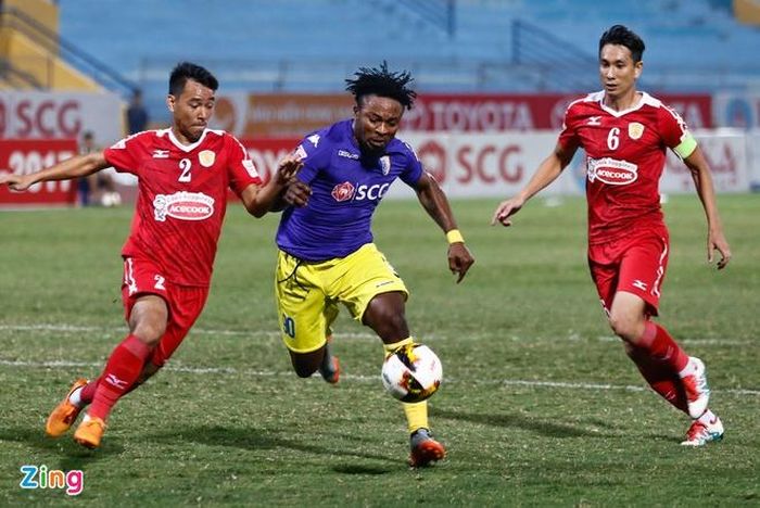 CLB Hà Nội hoàn toàn làm chủ trận đấu, kiểm soát bóng vượt trội đồng thời tạo ra vô số cơ hội. Nhưng họ không thể tìm được bàn thắng trong suốt 45 phút đầu tiên. 