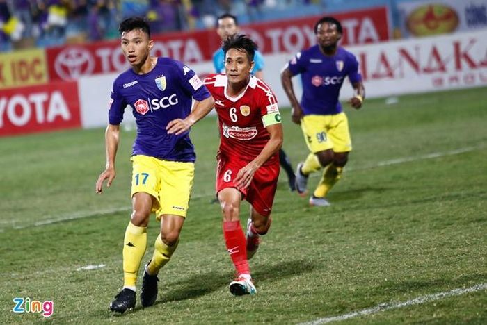 HLV Chu Đình Nghiêm bất ngờ xếp Đoàn Văn Hậu đá trung vệ ở trận này. Từ đầu mùa tới giờ, Văn Hậu hiếm khi được thi đấu tại vị trí hậu vệ trái sở trường. 