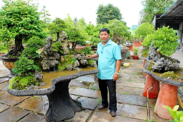 Ông Nguyễn Phước Lộc, ở ấp Khánh Nhơn, xã Tân Khánh Đông, TP. Sa Đéc, Đồng Tháp là chủ của vườn cây cảnh trị giá hàng chục tỷ đồng với hơn 50 loài khác nhau. Ảnh: Zing.