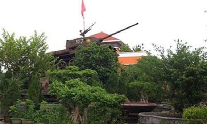 Giới chơi cây cảnh trong cả nước ai cũng đều biết đến đại gia Phiến “cá” ở Việt Trì, Phú Thọ. ông sở hữu vườn cây cảnh siêu khủng với nhiều cây đẹp và đắt tiền nhất Việt Nam. Ảnh: Vietnamnet.