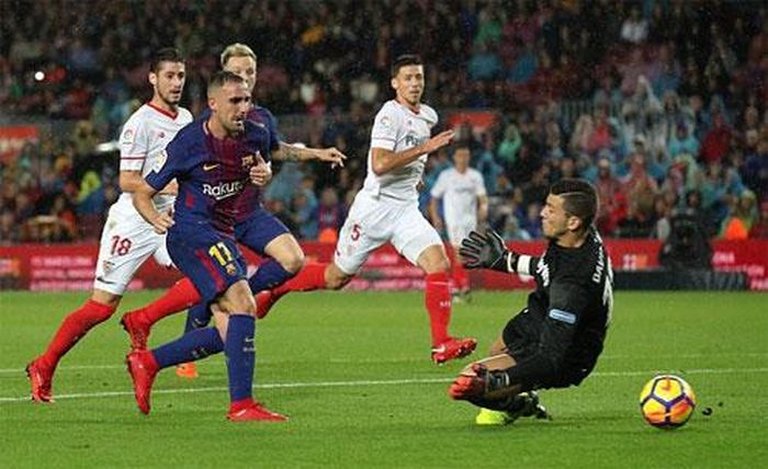 Pha ghi bàn của Alcacer. Ảnh: Reuters.