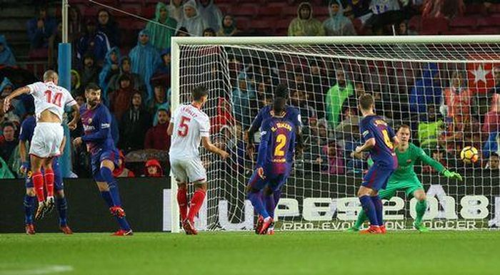 Barca bị thủng lưới trong hiệp 2. Ảnh: Reuters.
