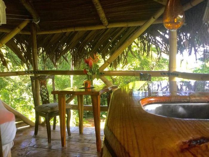 Ngôi nhà dùng năng lượng mặt trời và nước mưa. Các vật liệu làm nên ngôi nhà gồm: tre, gỗ và lợp lá cọ. "Tôi là người đảm nhận phần kinh doanh ngôi nhà cây này. Tôi chào đón những vị khách mới và đảm bảo kỳ nghỉ của họ rất tuyệt vời", Diane chia sẻ.