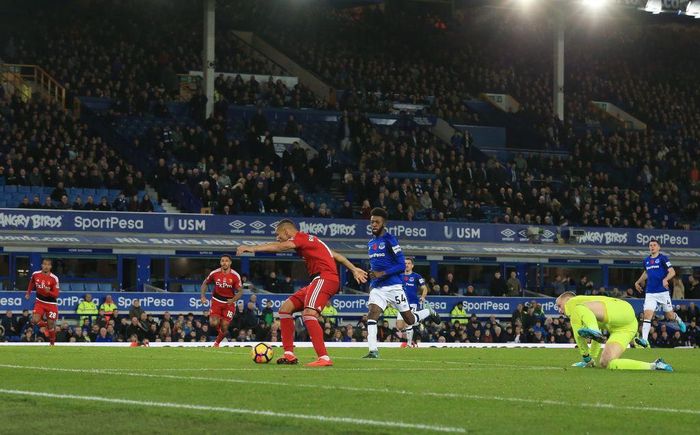 Phong độ tồi tệ và hàng thủ lỏng lẻo tiếp tục được "The Toffees" mang vào trận tiếp Watford. Sau hiệp một hòa không bàn thắng, Everton chịu 2 bàn thua trong vòng 18 phút. Phút 46, Richarlison kết thúc đợt phản công nhanh của Watford bằng pha rê qua thủ môn Pickford và vảy má tung nóc lưới Everton.