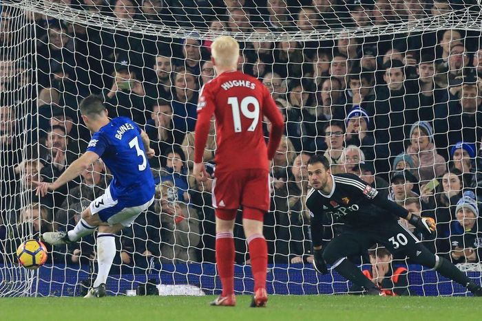 Trước đó, thủ quân Leighton Baines sút thành công quả phạt đền ở phút 90, đưa Everton vượt lên dẫn trước 3-2 đồng thời ấn định tỷ số trận đấu.