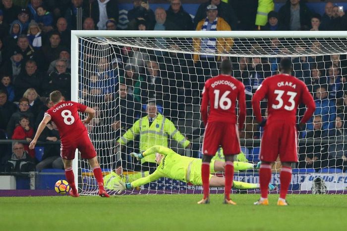 Hiệp hai có tới hơn 11 phút bù giờ do bác sĩ vào sân chăm sóc thủ môn Heurelho Gomes chảy máu đầu vì va chạm với Oumar Niasse. Ở phút bù giờ thứ 10, Watford được hưởng phạt đền nhưng Tom Cleverly đá hỏng, khép lại trận cầu nhiều cảm xúc.