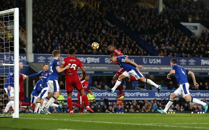 Phút 64, Kabasele bật lên đón đường phạt góc của Holebas, đánh đầu nâng tỷ số lên 2-0.