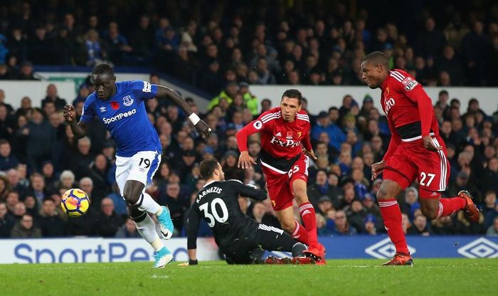Tưởng rằng Everton sẽ dễ dàng chịu trận thua thứ 6 liên tiếp, bởi với phong độ hiện nay, chẳng ai nghĩ The Toffees có thể ngược dòng. Tuy nhiên, đội chủ nhà đã khiến tất cả bất ngờ. Ba phút sau bàn thắng 2-0, Oumar Niasse bứt tốc đón đường câu bóng của đồng đội, anh vượt qua hậu vệ Holebas, lừa nốt thủ môn Karnezis và ghi bàn rút ngắn tỷ số.