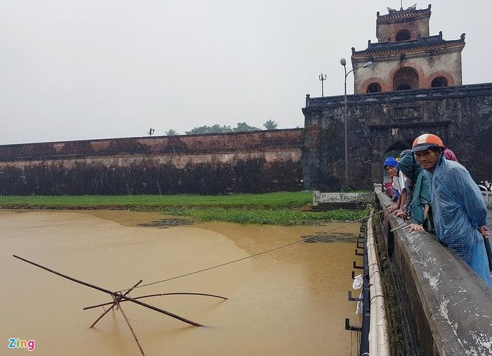 Có người dùng cả vó để bắt cá. Họ cho biết bắt cá để vui chứ không buôn bán. Thậm chí có người đi qua, xin cá, họ sẵn sàng biếu.