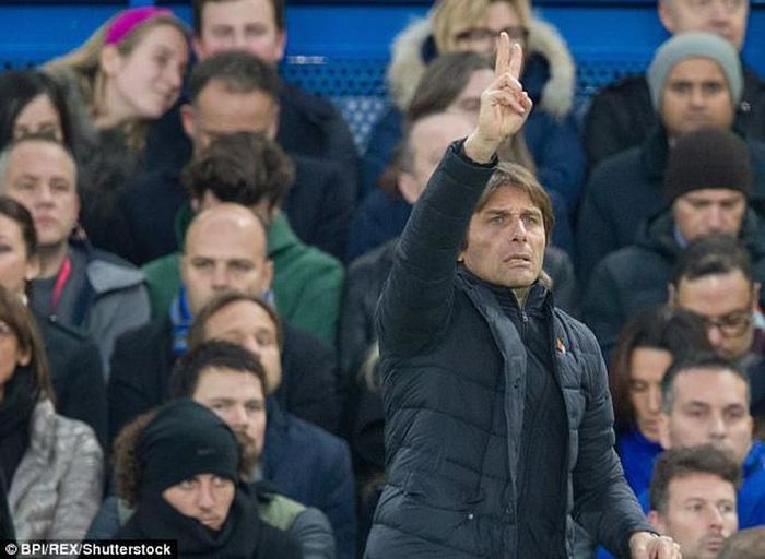 Conte đang "đùa với lửa" khi đối xử tệ với "công thần" Luiz