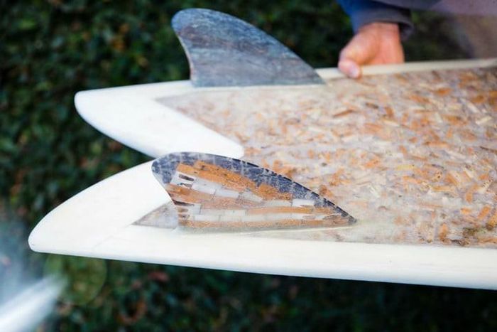 Cuộc thi thu hút được gần 80 tác phẩm tham dự, trong đó có những chiếc ván trượt được làm từ bao tải đựng khoai tây, bao bì đã sử dụng và thậm chí cả những cánh cửa nhà tắm đã bỏ đi. (Ảnh Independent)