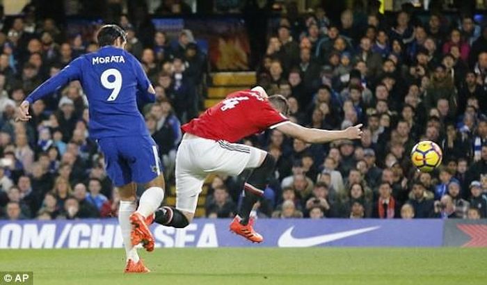 Phil Jones suýt thành tội đồ trong tình huống này.