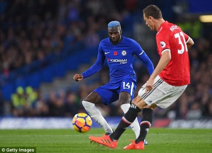 Bakayoko (14-Chelsea) nhận thẻ vàng ở phút thứ 20