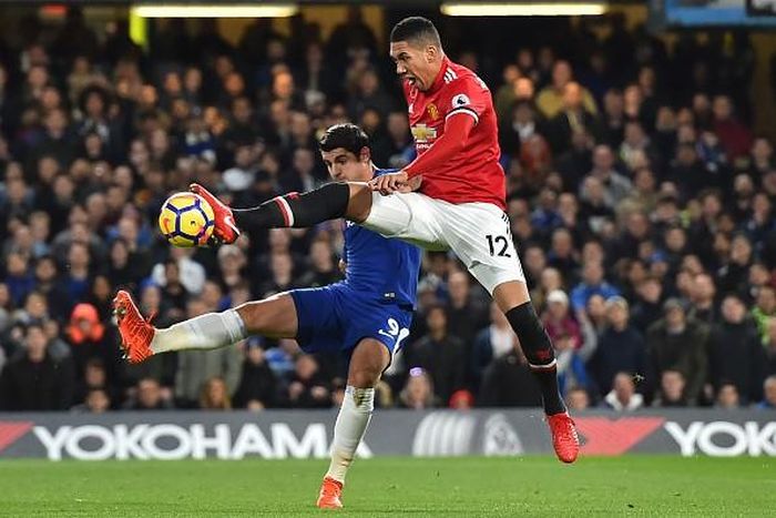 Morata (9-Chelsea) trong một tình huống tranh chấp với hậu vệ M.U.