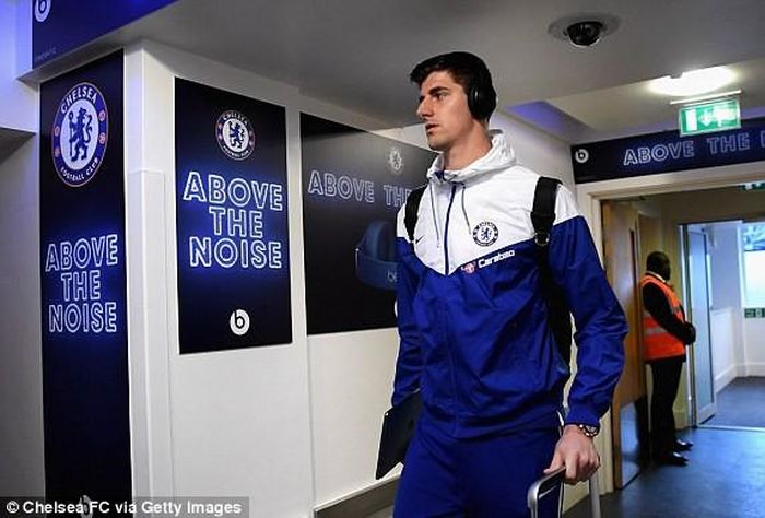 Các cầu thủ Chelsea tới sân để chuẩn bị cho trận đấu.