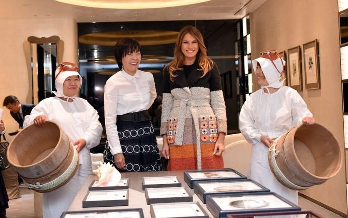 Hôm 5/11, bà Melania Trump cùng bà Akie Abe đã thăm cửa hàng ngọc trai nổi tiếng tại quận thời trang Ginza (Tokyo). Ảnh: AFP