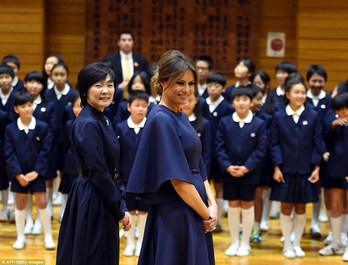 Khoảng 300 trẻ em đã chào đón bà Melania Trump bằng một bài hát, sau đó ùa tới chụp ảnh cùng Đệ nhất Phu nhân Mỹ. Ảnh: AFP