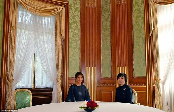 Trước đó, phu nhân Melania Trump và phu nhân Akie Abe cùng dùng bữa trưa tại Cung điện Akasaka (Tokyo). Ảnh: Getty Images
