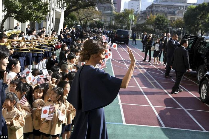 Bà Melania Trump vẫy chào các học sinh khi rời trường tiểu học. Ảnh: AP