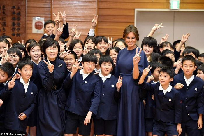 Bà Melania Trump tươi cười chụp ảnh cùng học sinh Nhật Bản. Ảnh: AFP