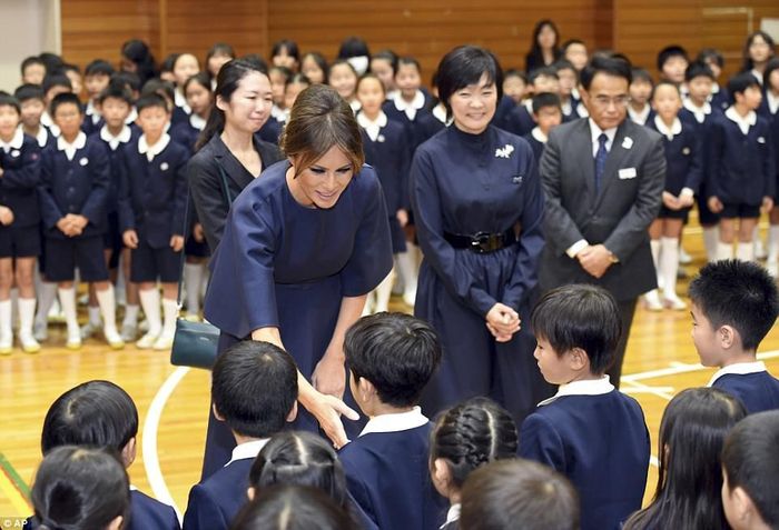 Các học sinh trường tiểu học Kyobashi Tsukiji tập trung tại nhà thể chất để chào đón Đệ nhất Phu nhân Mỹ. Ảnh: AP