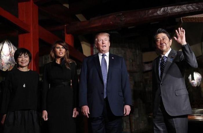 Sau đó, Tổng thống Trump và bà Melania được Thủ tướng Abe và phu nhân mời dùng bữa tối tại một nhà hàng bít tết. Ảnh: AFP
