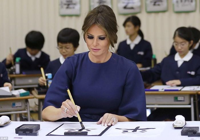 Tại đây, phu nhân Trump trổ tài viết chữ kanji cùng phu nhân Abe. Ảnh: AP