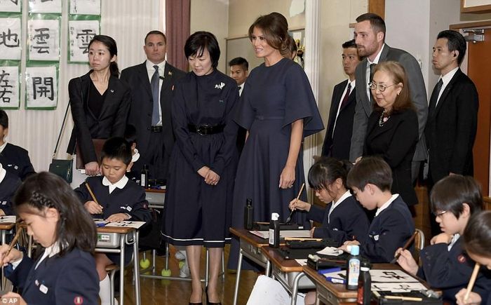 Sau khi chụp ảnh cùng các học sinh, hai đệ nhất phu nhân ghé thăm lớp học thư pháp. Ảnh: AP