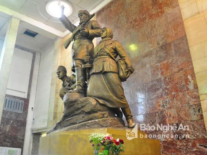 Tượng đài Hồng quân Liên xô tại ga tàu điện ngầm ở Moscow. Ảnh: Đ.C